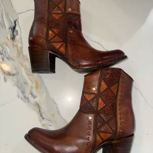 Cuadra brand women’s Patterned Brown Ankle Booties